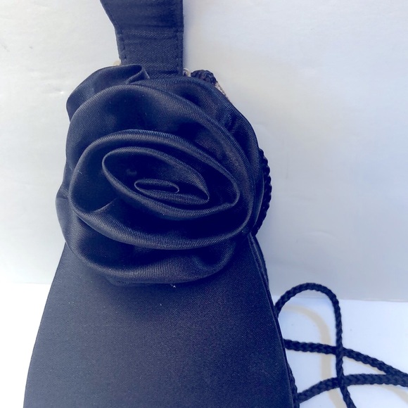 Black Rose wrist purse with strings that detach - Picture 2 of 5